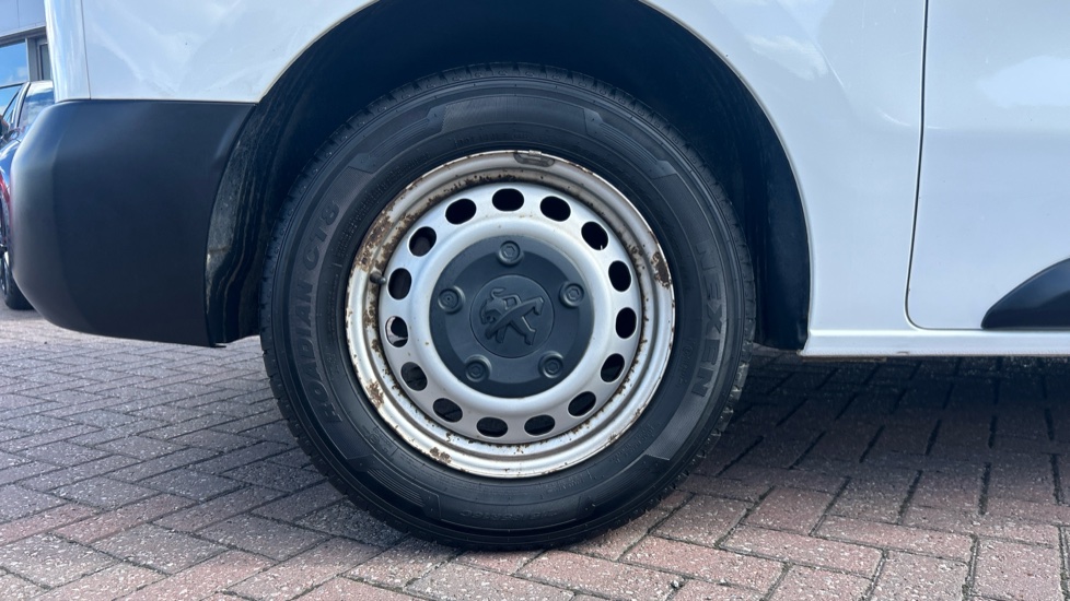 Peugeot Expert Combi 1.5 BlueHDi 120 Standard 6dr Diesel Estate - Image 7