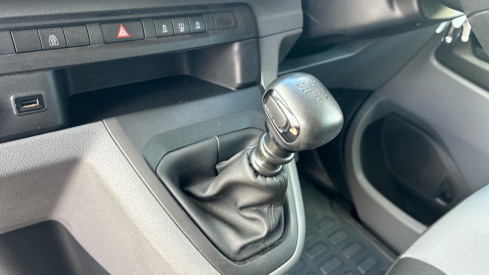 Peugeot Expert Combi 1.5 BlueHDi 120 Standard 6dr Diesel Estate - Image 13