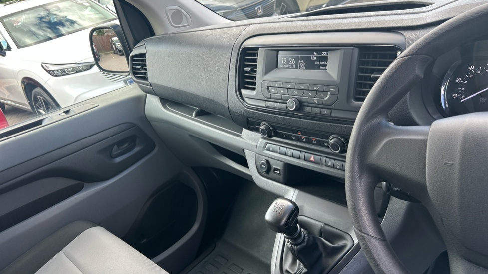 Peugeot Expert Combi 1.5 BlueHDi 120 Standard 6dr Diesel Estate - Image 14
