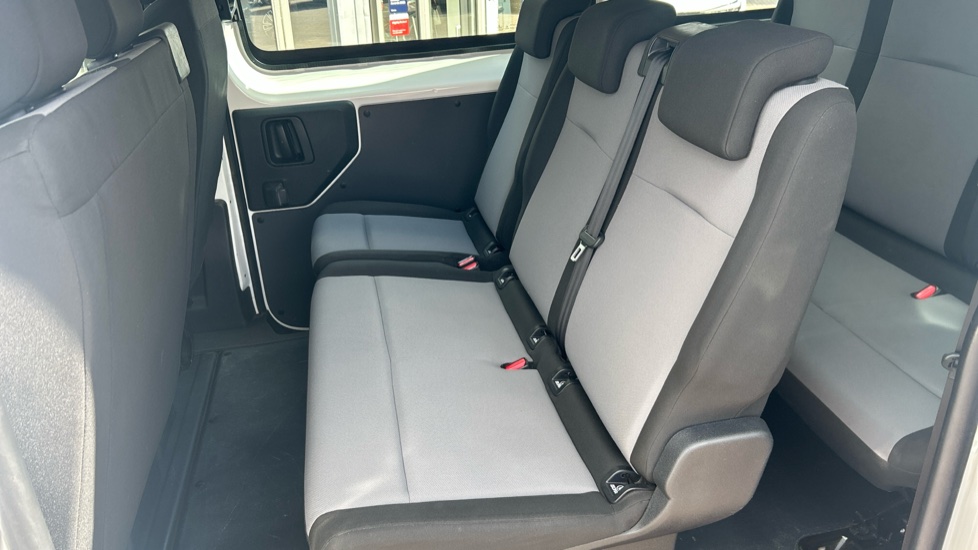Peugeot Expert Combi 1.5 BlueHDi 120 Standard 6dr Diesel Estate - Image 16