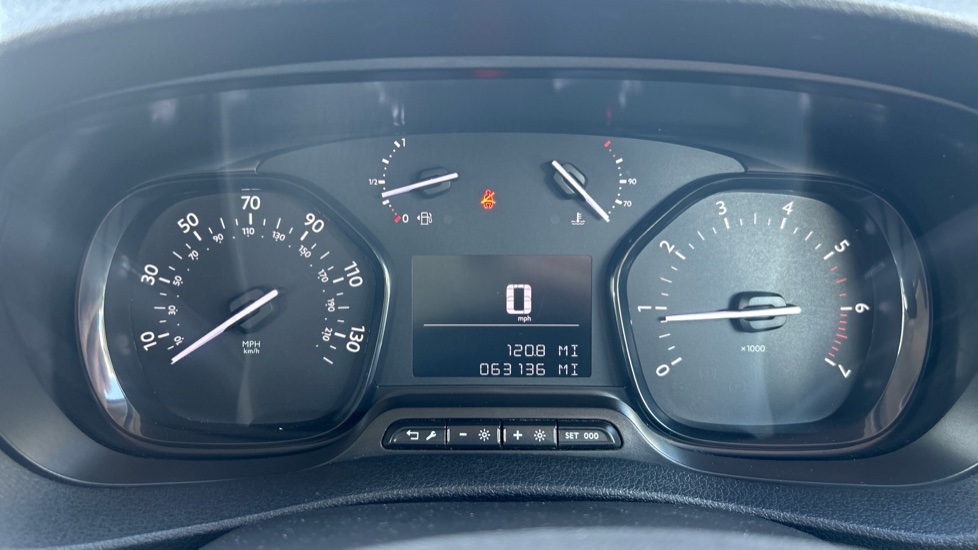 Peugeot Expert Combi 1.5 BlueHDi 120 Standard 6dr Diesel Estate - Image 18