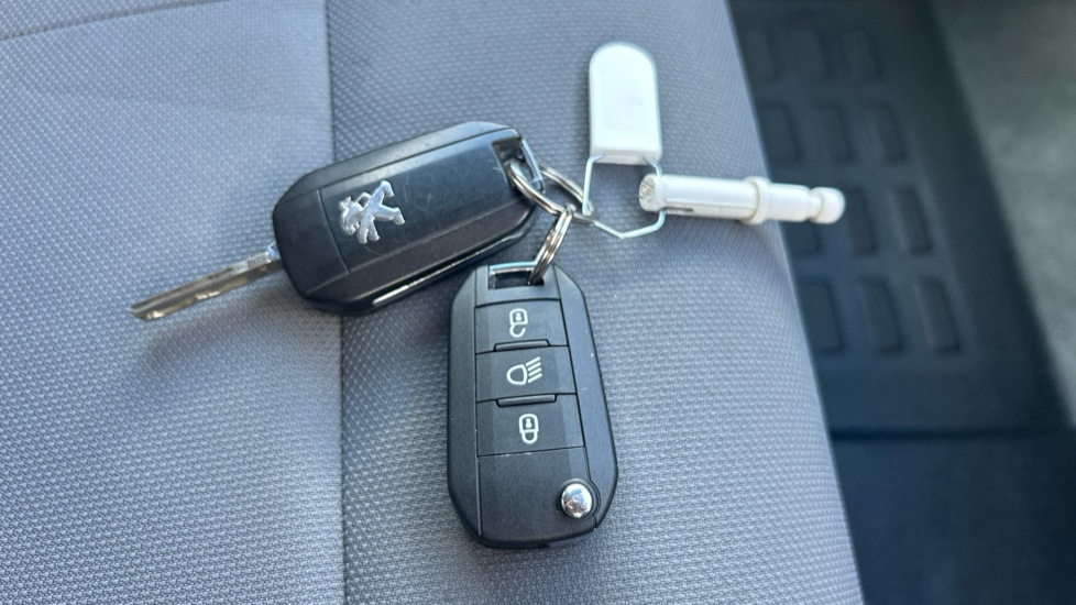 Peugeot Expert Combi 1.5 BlueHDi 120 Standard 6dr Diesel Estate - Image 20