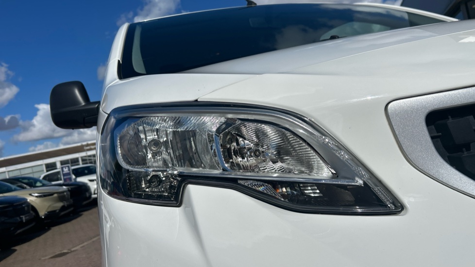 Peugeot Expert Combi 1.5 BlueHDi 120 Standard 6dr Diesel Estate - Image 23