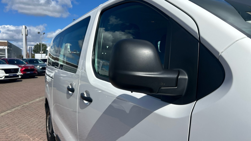Peugeot Expert Combi 1.5 BlueHDi 120 Standard 6dr Diesel Estate - Image 25