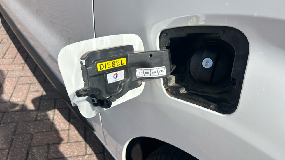 Peugeot Expert Combi 1.5 BlueHDi 120 Standard 6dr Diesel Estate - Image 30