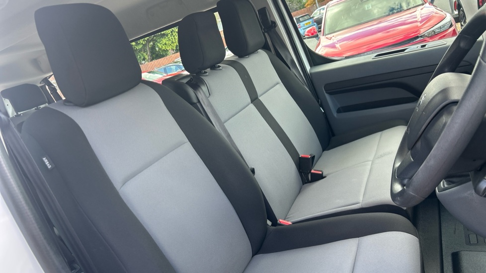 Peugeot Expert Combi 1.5 BlueHDi 120 Standard 6dr Diesel Estate - Image 33