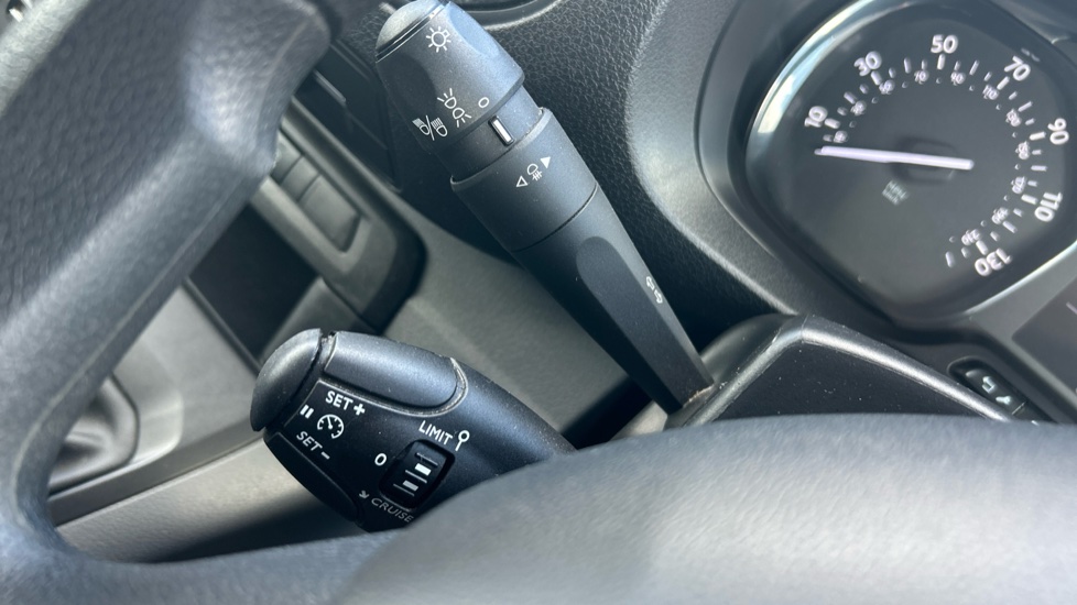 Peugeot Expert Combi 1.5 BlueHDi 120 Standard 6dr Diesel Estate - Image 35