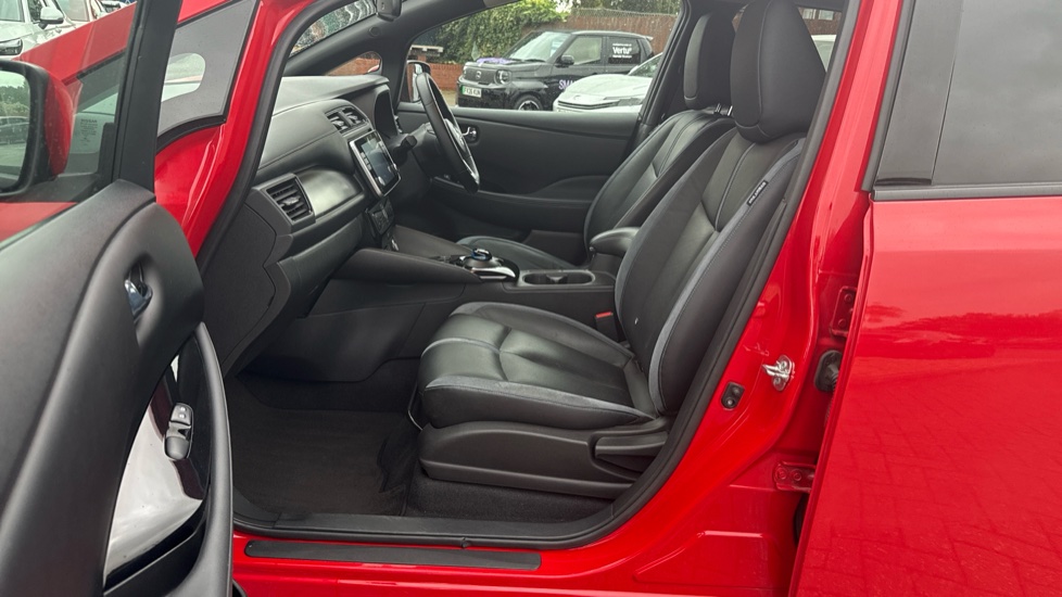 Nissan LEAF 110kW Tekna 40kWh 5dr Auto Electric Hatchback - Image 34
