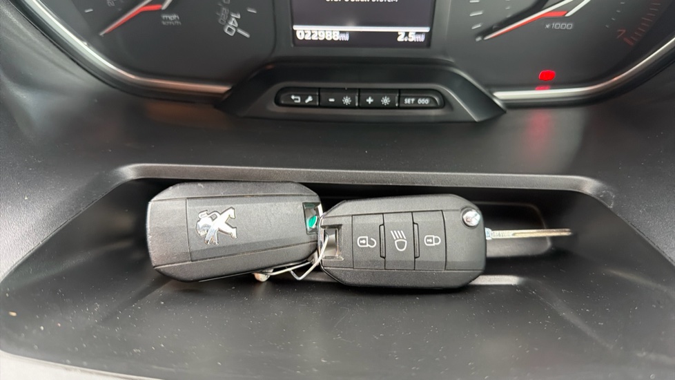 Peugeot Rifter 1.5 BlueHDi 100 Allure Premium 5dr Diesel Estate - Image 20