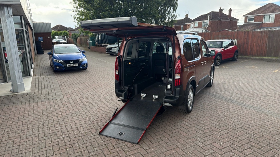 Peugeot Rifter 1.5 BlueHDi 100 Allure Premium 5dr Diesel Estate - Image 29