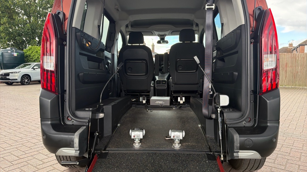 Peugeot Rifter 1.5 BlueHDi 100 Allure Premium 5dr Diesel Estate - Image 30