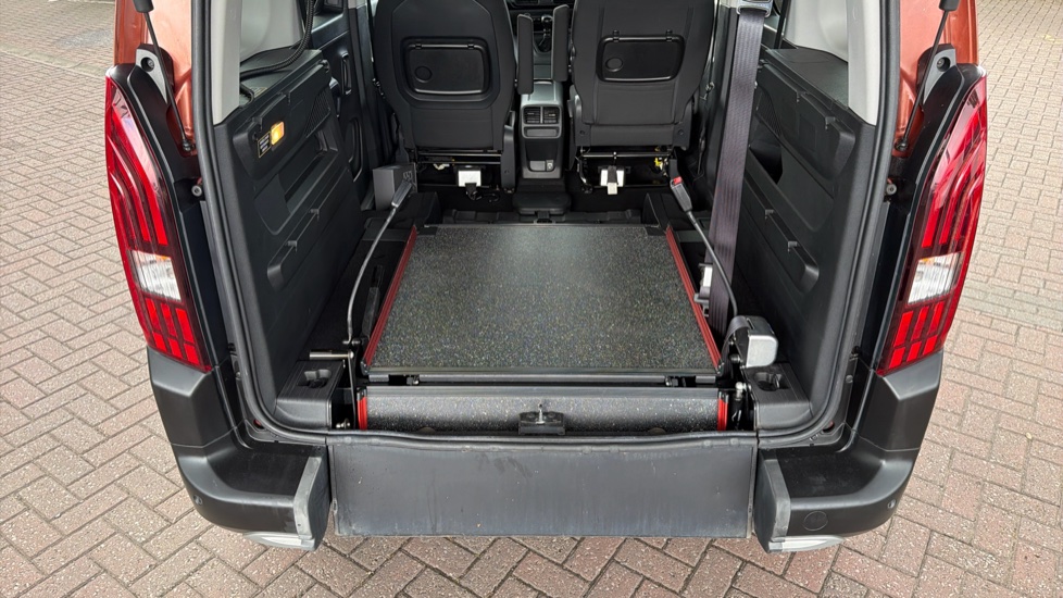 Peugeot Rifter 1.5 BlueHDi 100 Allure Premium 5dr Diesel Estate - Image 35