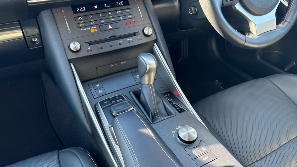 Lexus IS 300h 4dr CVT Auto Hybrid Saloon - Image 13