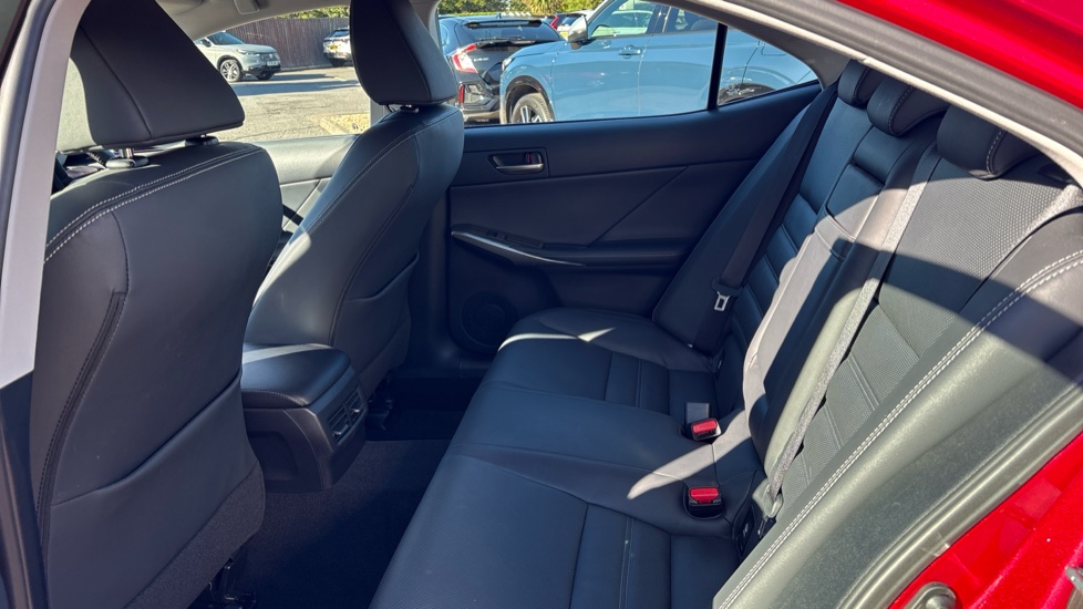 Lexus IS 300h 4dr CVT Auto Hybrid Saloon - Image 16