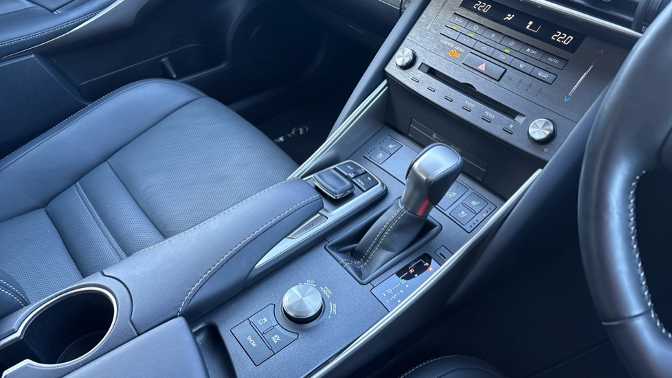 Lexus IS 300h 4dr CVT Auto Hybrid Saloon - Image 31