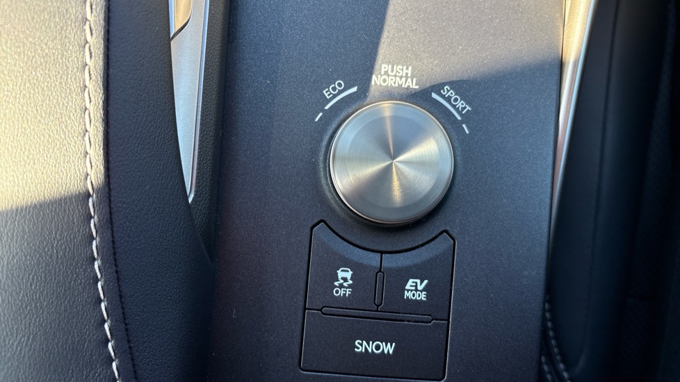 Lexus IS 300h 4dr CVT Auto Hybrid Saloon - Image 35