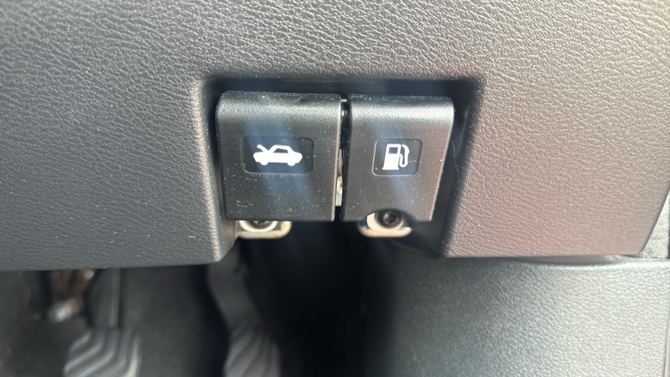 Nissan Micra 0.9 IG-T N-Connecta 5dr Petrol Hatchback - Image 35