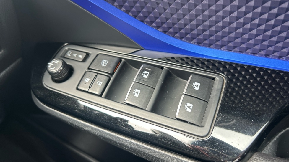 Toyota C-HR 1.8 Hybrid Dynamic 5dr CVT Hybrid Hatchback - Image 35