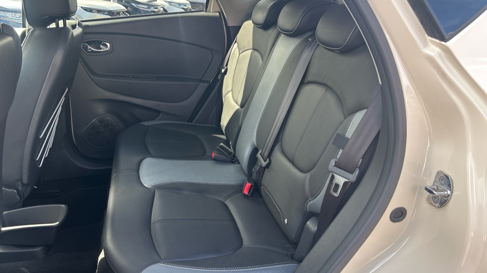 Renault Captur 1.2 TCE Signature Nav 5dr Auto Petrol Hatchback - Image 16