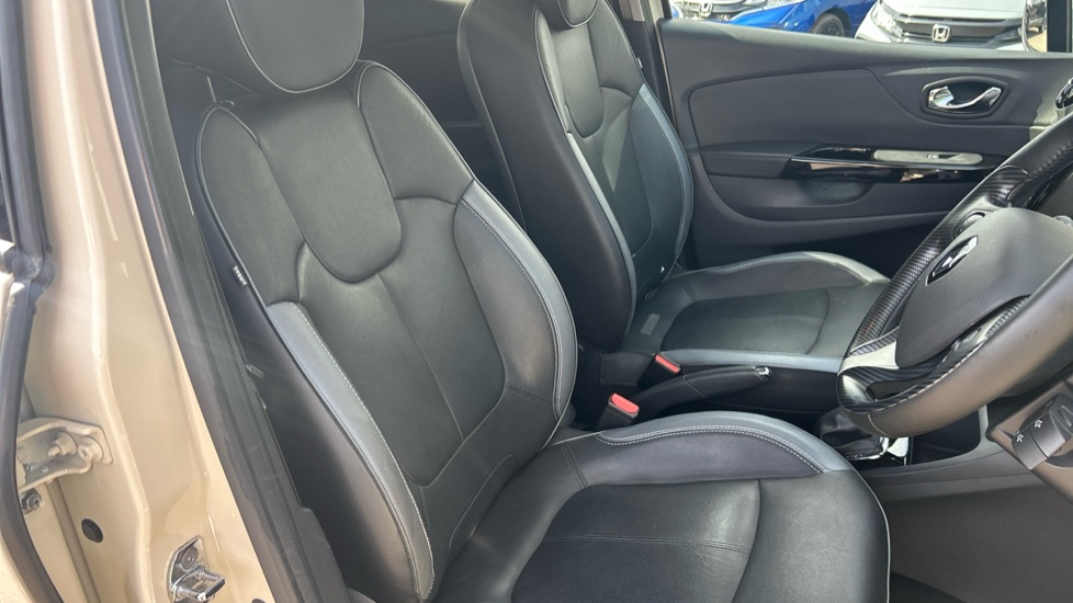 Renault Captur 1.2 TCE Signature Nav 5dr Auto Petrol Hatchback - Image 35