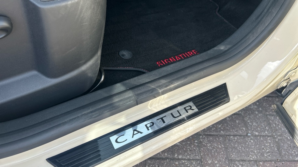 Renault Captur 1.2 TCE Signature Nav 5dr Auto Petrol Hatchback - Image 37