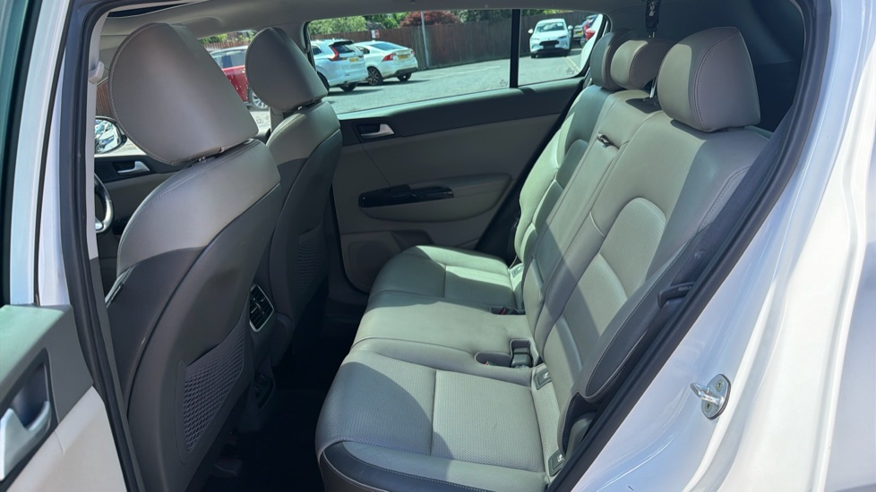Kia Sportage 2.0 CRDi First Edition 5dr Auto [AWD] Diesel Estate - Image 16