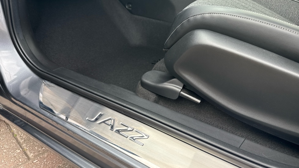 Honda Jazz 1.5 i-MMD Hybrid SR 5dr eCVT Hybrid Hatchback - Image 32