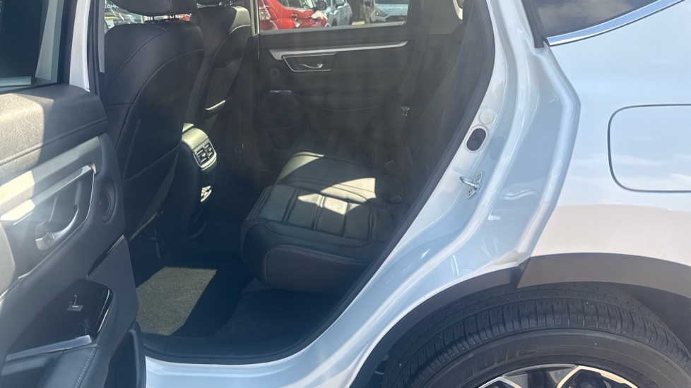Honda CR-V 2.0 i-MMD Hybrid SR 5dr eCVT Hybrid Estate - Image 17