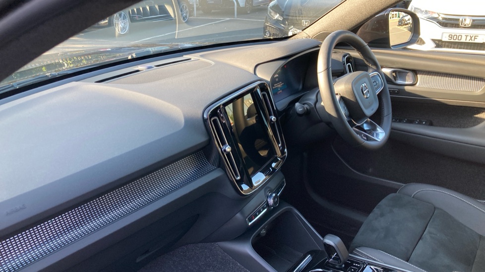 Volvo XC40 2.0 B4P Plus Dark 5dr Auto Petrol Estate - Image 9