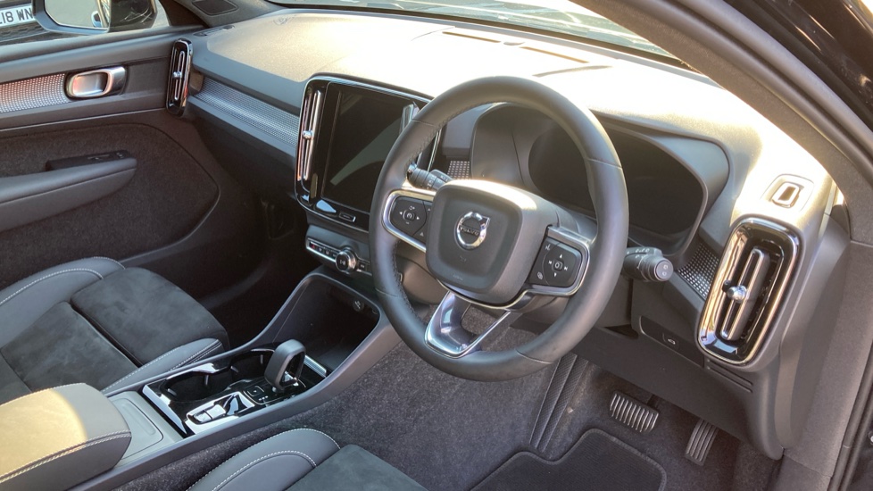 Volvo XC40 2.0 B4P Plus Dark 5dr Auto Petrol Estate - Image 11
