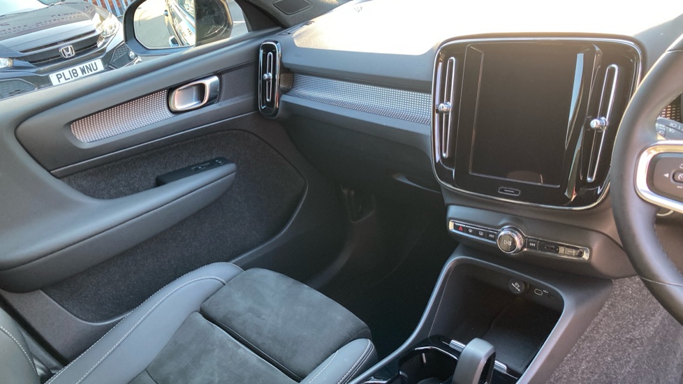 Volvo XC40 2.0 B4P Plus Dark 5dr Auto Petrol Estate - Image 14