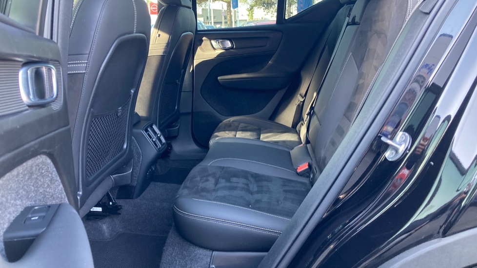 Volvo XC40 2.0 B4P Plus Dark 5dr Auto Petrol Estate - Image 16