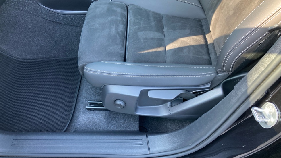 Volvo XC40 2.0 B4P Plus Dark 5dr Auto Petrol Estate - Image 22