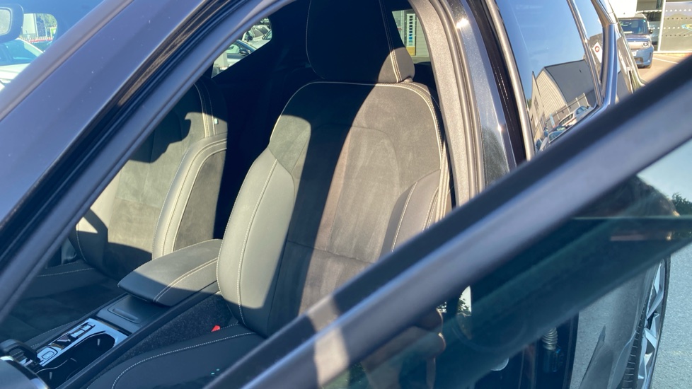Volvo XC40 2.0 B4P Plus Dark 5dr Auto Petrol Estate - Image 24