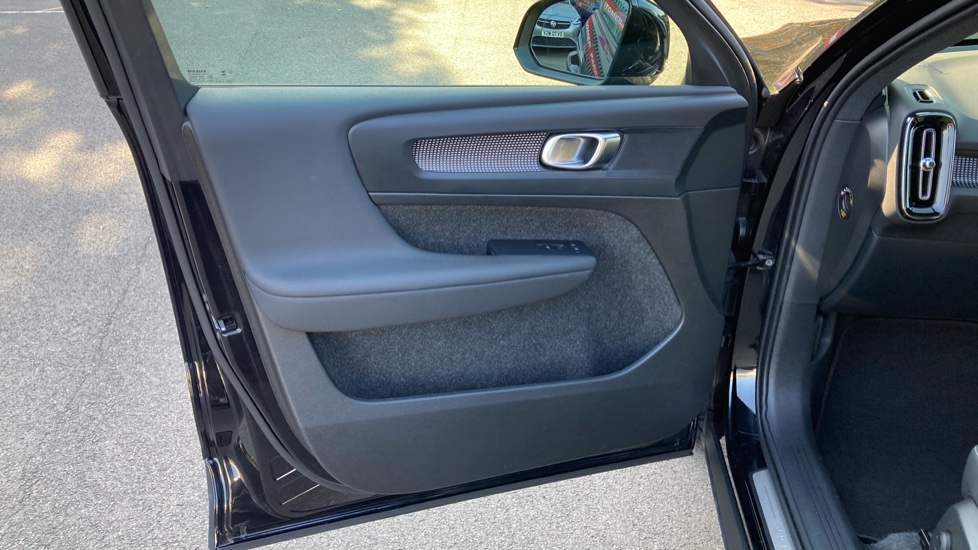 Volvo XC40 2.0 B4P Plus Dark 5dr Auto Petrol Estate - Image 26