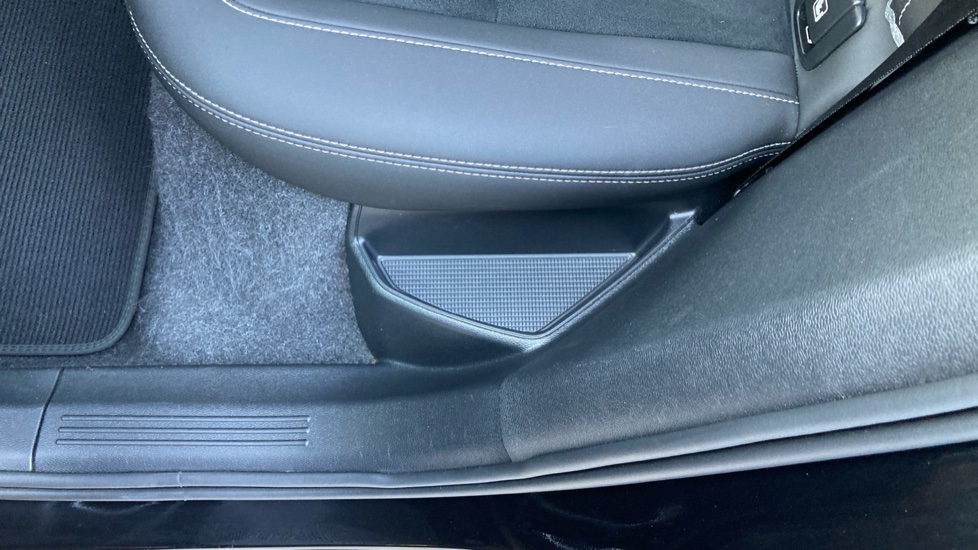 Volvo XC40 2.0 B4P Plus Dark 5dr Auto Petrol Estate - Image 27