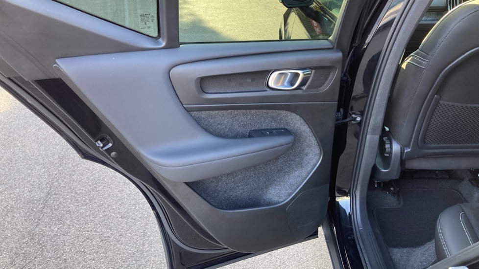 Volvo XC40 2.0 B4P Plus Dark 5dr Auto Petrol Estate - Image 29