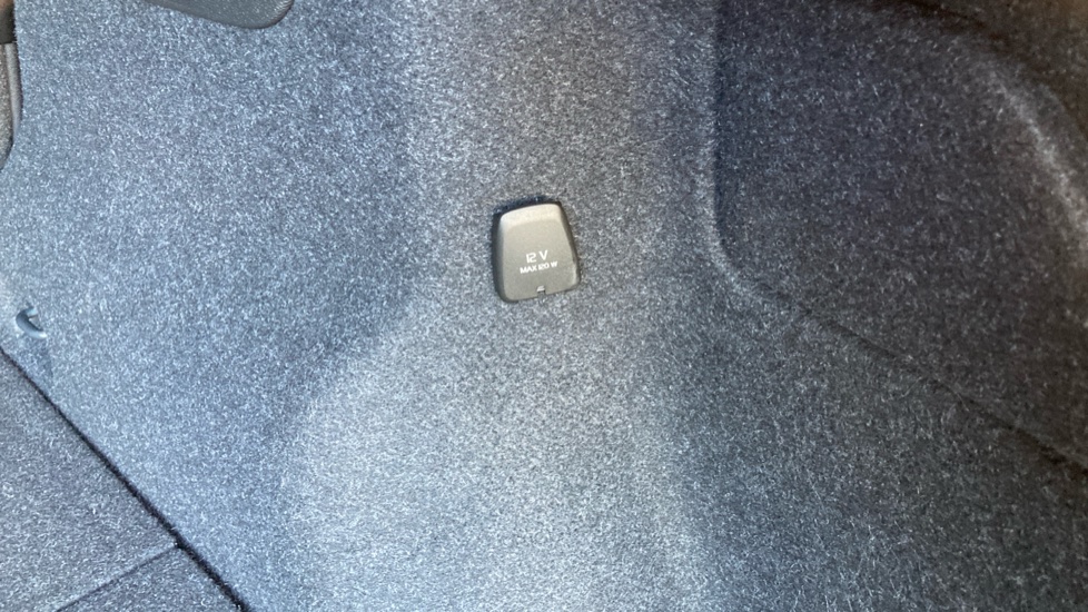 Volvo XC40 2.0 B4P Plus Dark 5dr Auto Petrol Estate - Image 32