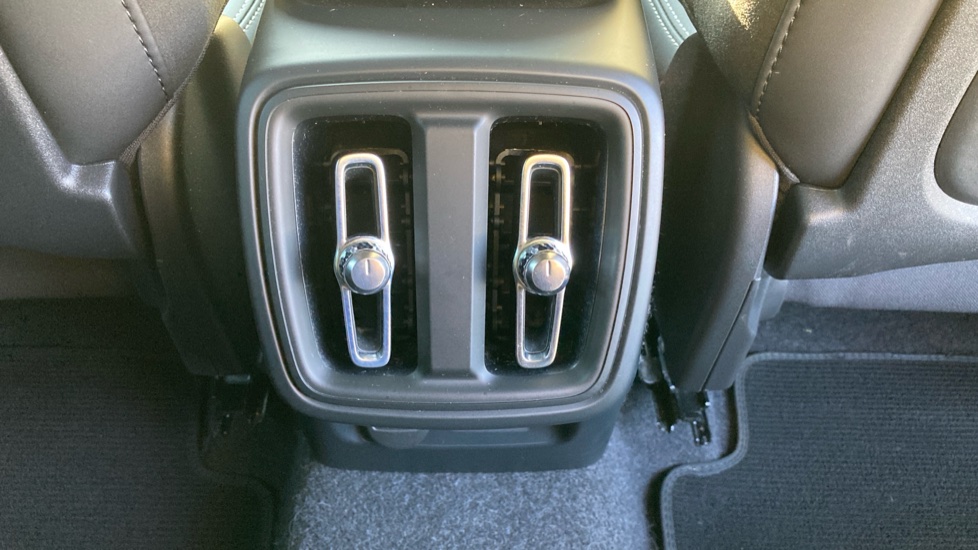 Volvo XC40 2.0 B4P Plus Dark 5dr Auto Petrol Estate - Image 35