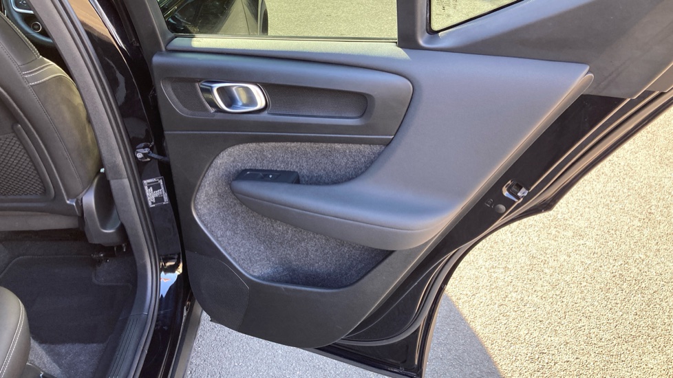 Volvo XC40 2.0 B4P Plus Dark 5dr Auto Petrol Estate - Image 39