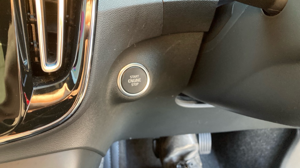 Volvo XC40 2.0 B4P Plus Dark 5dr Auto Petrol Estate - Image 67