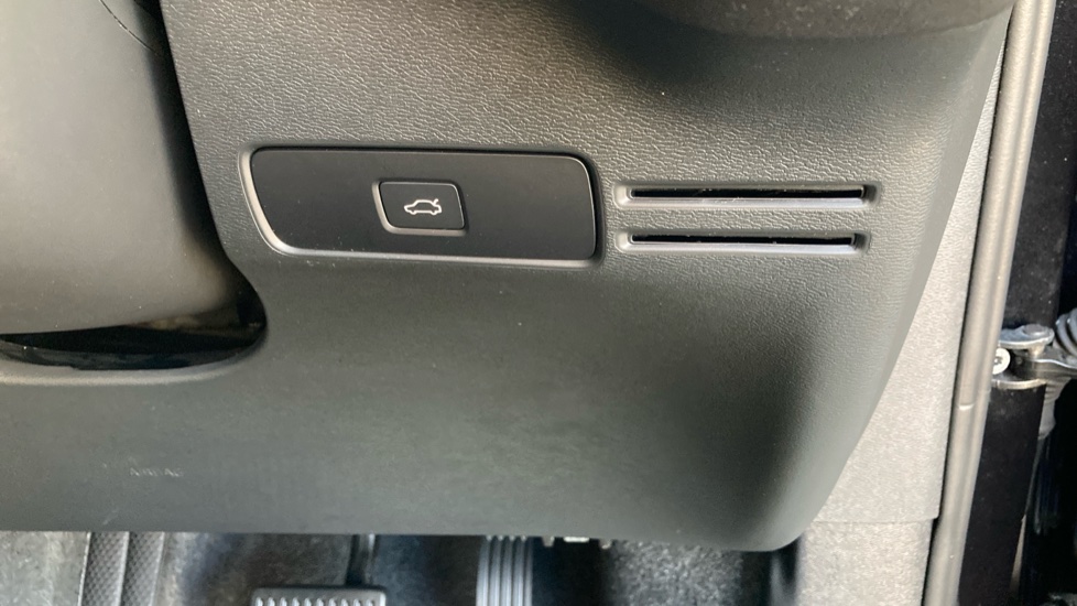 Volvo XC40 2.0 B4P Plus Dark 5dr Auto Petrol Estate - Image 71