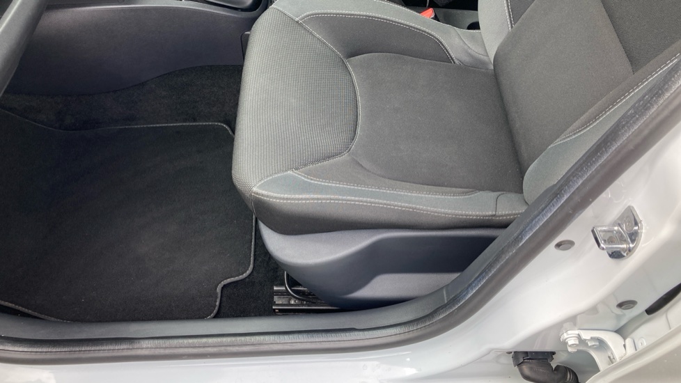 Renault Clio 1.2 16V Dynamique Nav 5dr Petrol Hatchback - Image 21