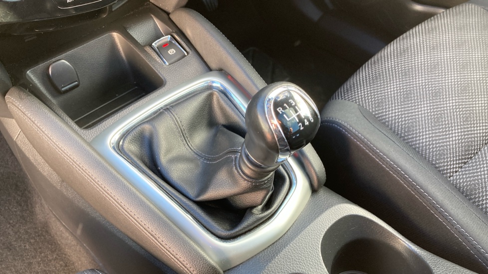 Nissan Qashqai 1.5 dCi N-Tec+ 5dr Diesel Hatchback - Image 13