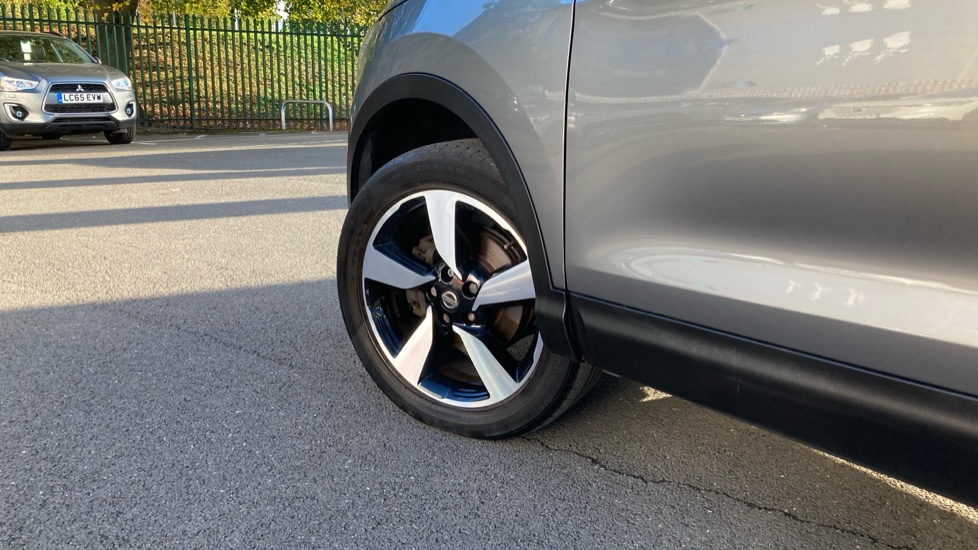 Nissan Qashqai 1.5 dCi N-Tec+ 5dr Diesel Hatchback - Image 21