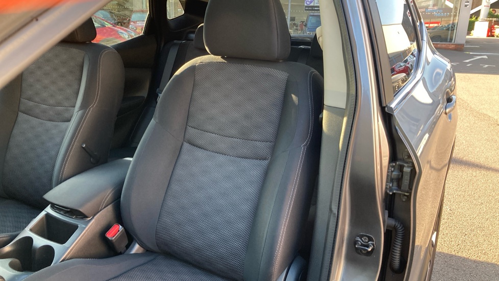 Nissan Qashqai 1.5 dCi N-Tec+ 5dr Diesel Hatchback - Image 23