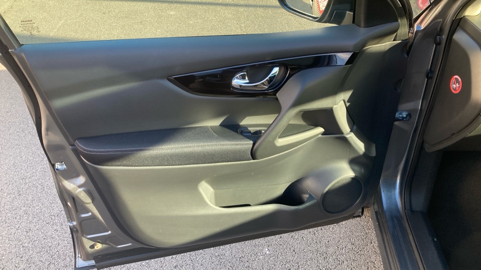 Nissan Qashqai 1.5 dCi N-Tec+ 5dr Diesel Hatchback - Image 25