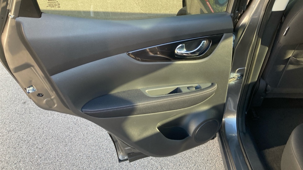 Nissan Qashqai 1.5 dCi N-Tec+ 5dr Diesel Hatchback - Image 27