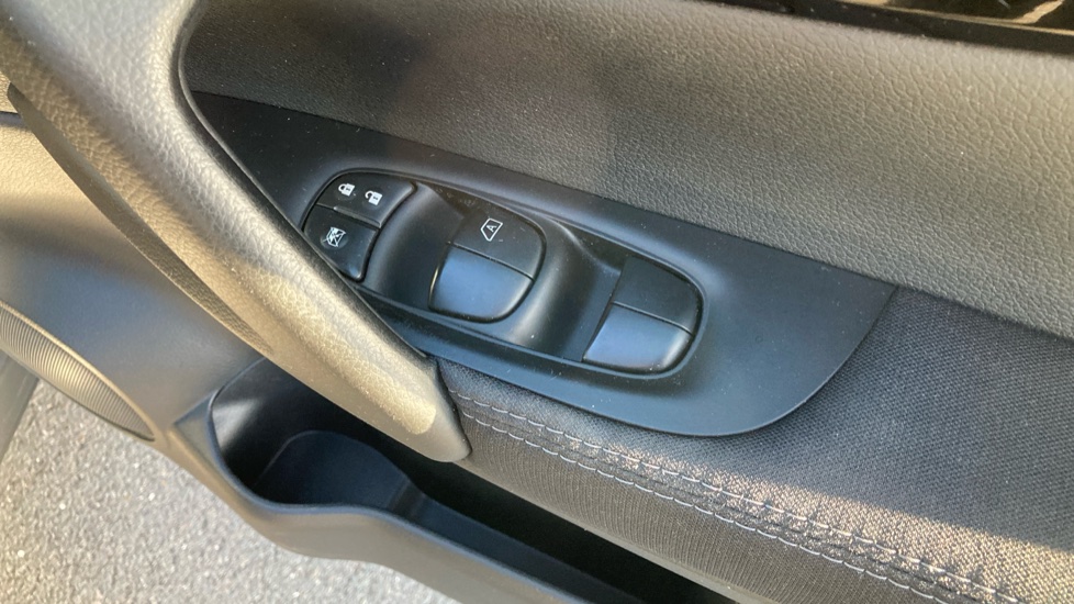 Nissan Qashqai 1.5 dCi N-Tec+ 5dr Diesel Hatchback - Image 38