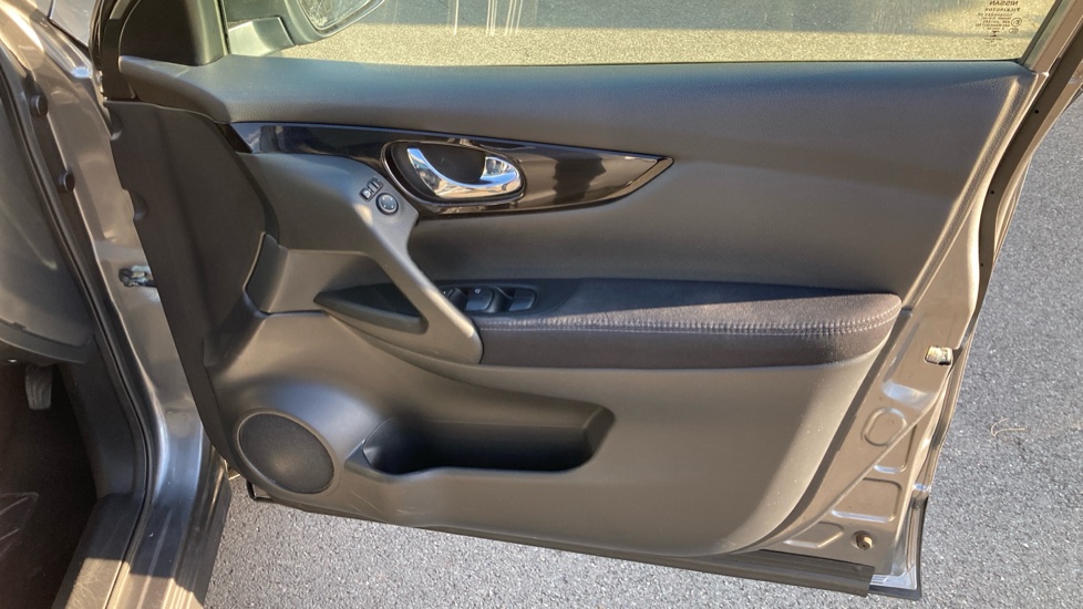 Nissan Qashqai 1.5 dCi N-Tec+ 5dr Diesel Hatchback - Image 39